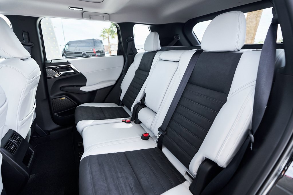 New 2025 Mitsubishi Outlander SE image 29