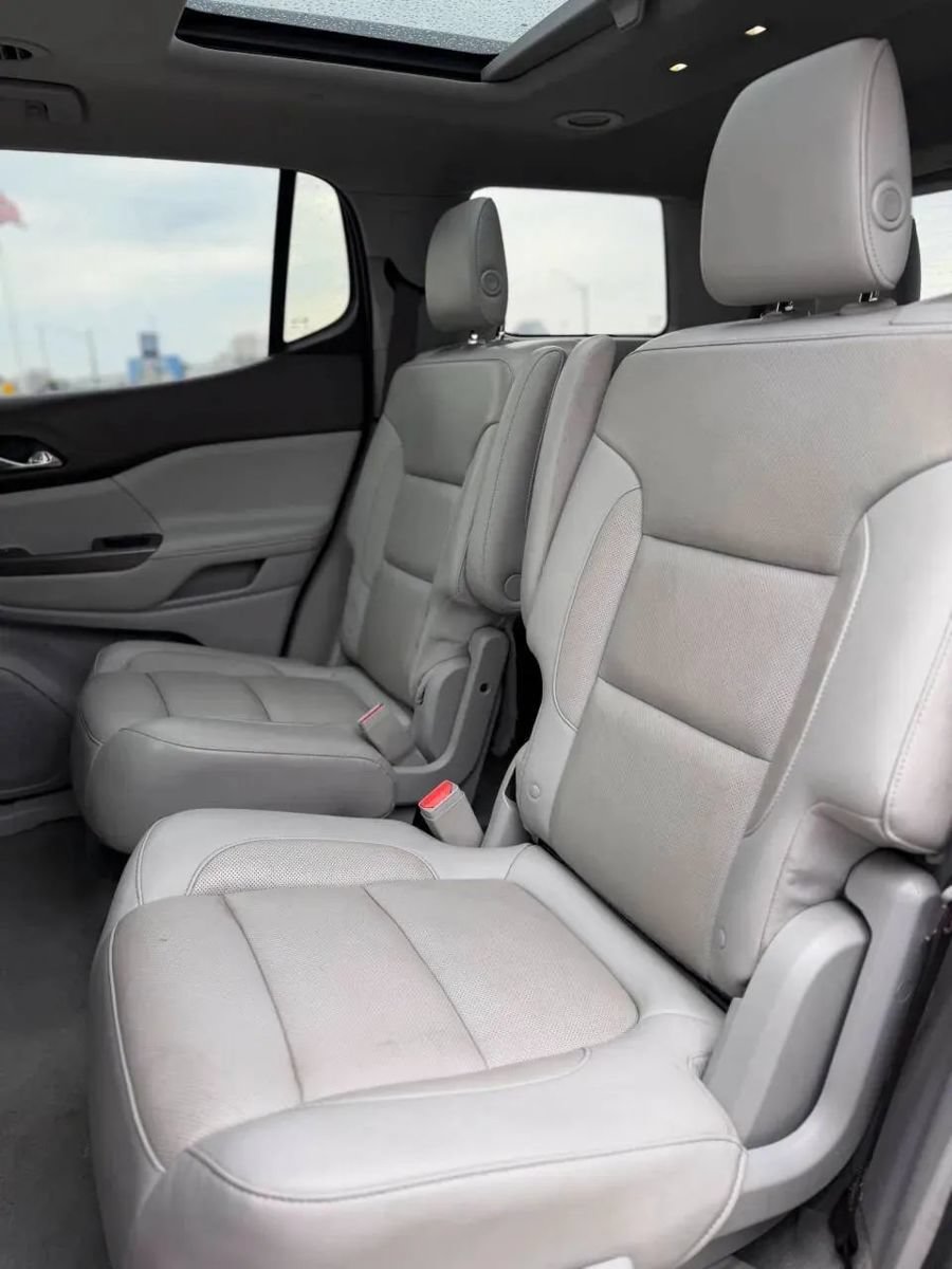Used 2018 GMC Acadia SLT w/ LPO, Black Accent Package AWD/4WD image 19