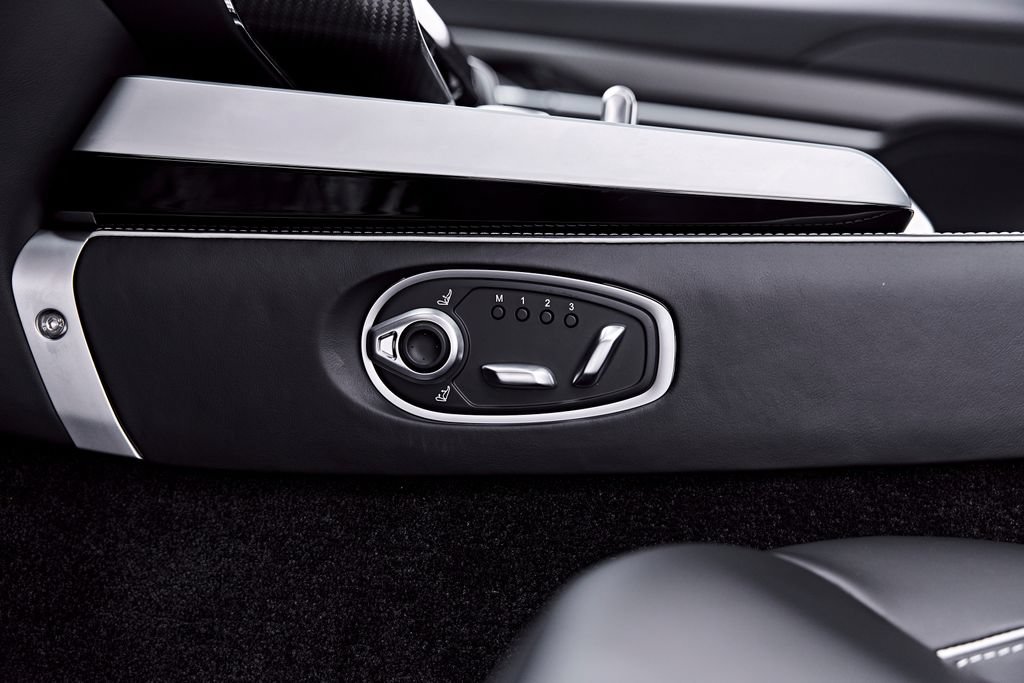 Used 2025 Aston Martin Vanquish RWD image 53