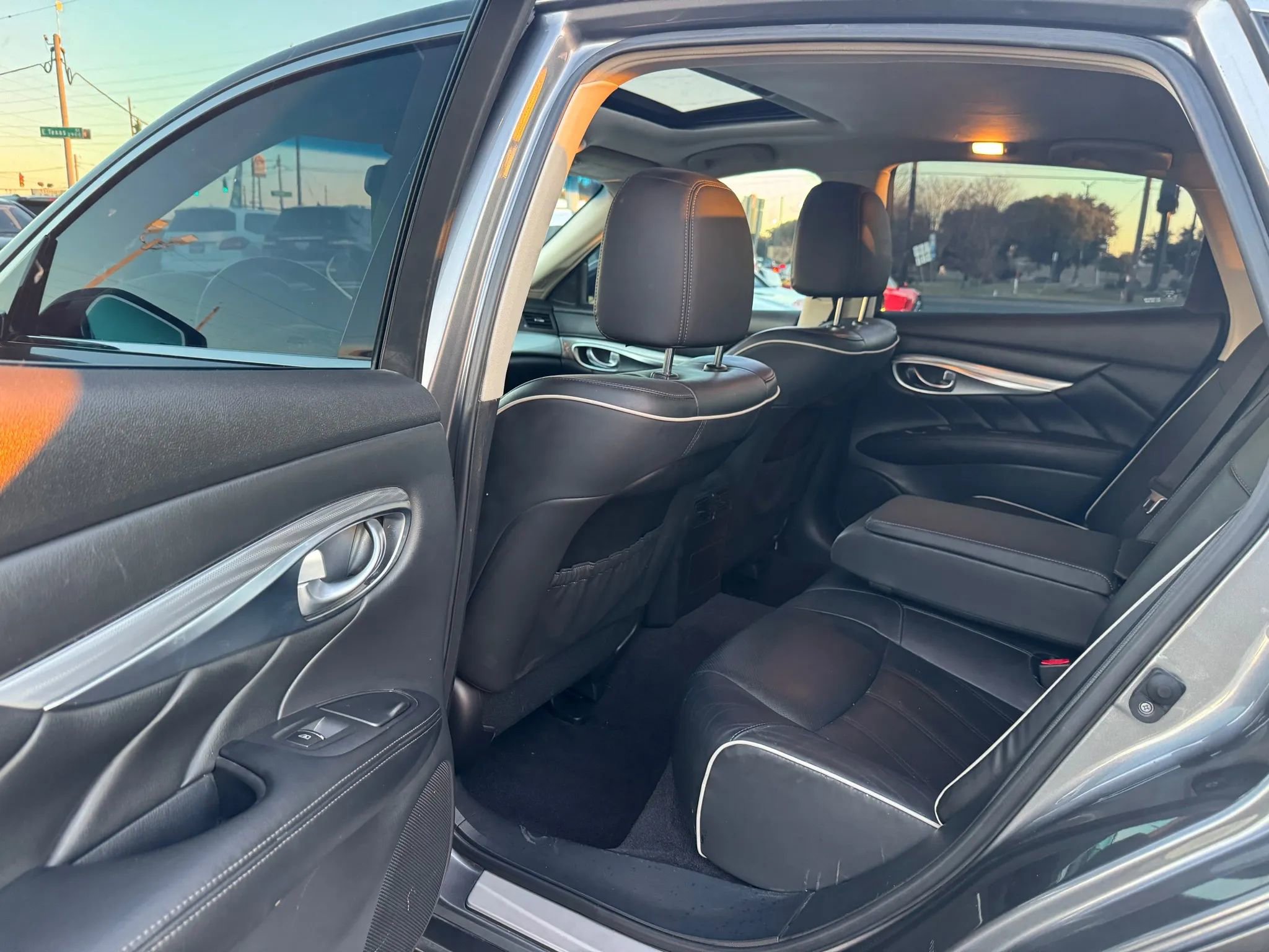 Used 2019 INFINITI Q70 Luxe AWD/4WD image 9
