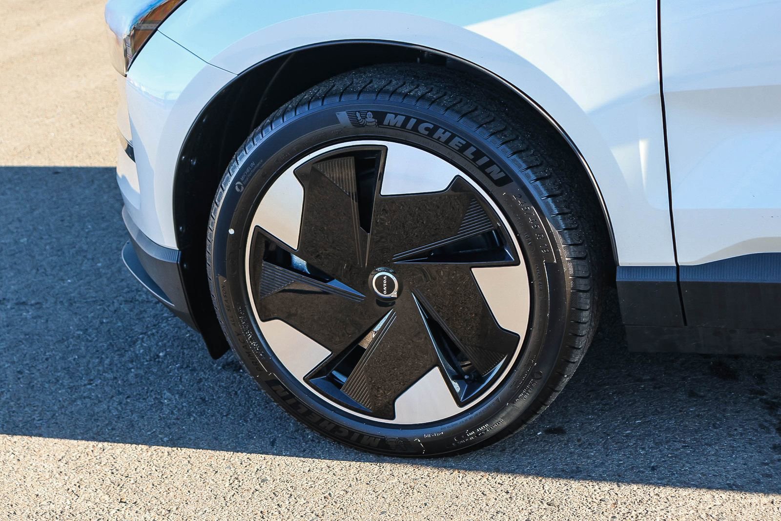 New 2025 Volvo EX30 Plus w/ Protection Package Premier image 9