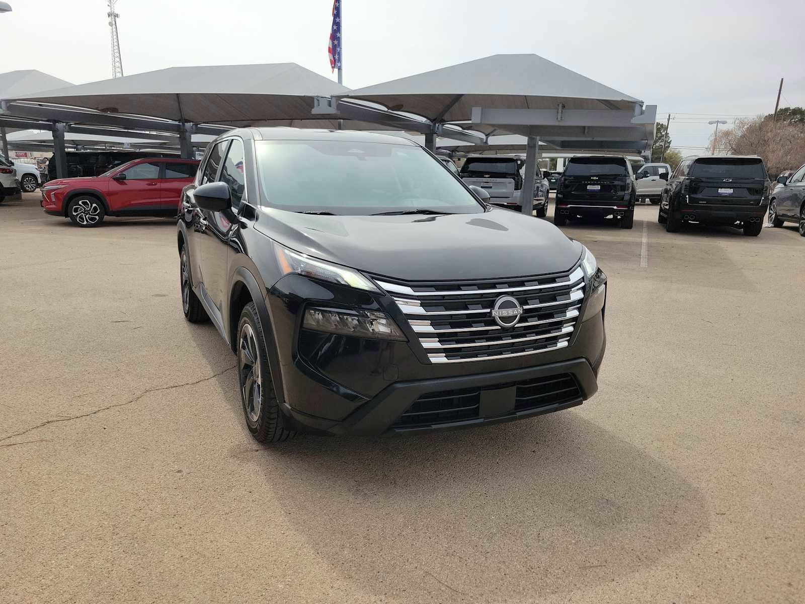 Used 2024 Nissan Rogue SV image 2