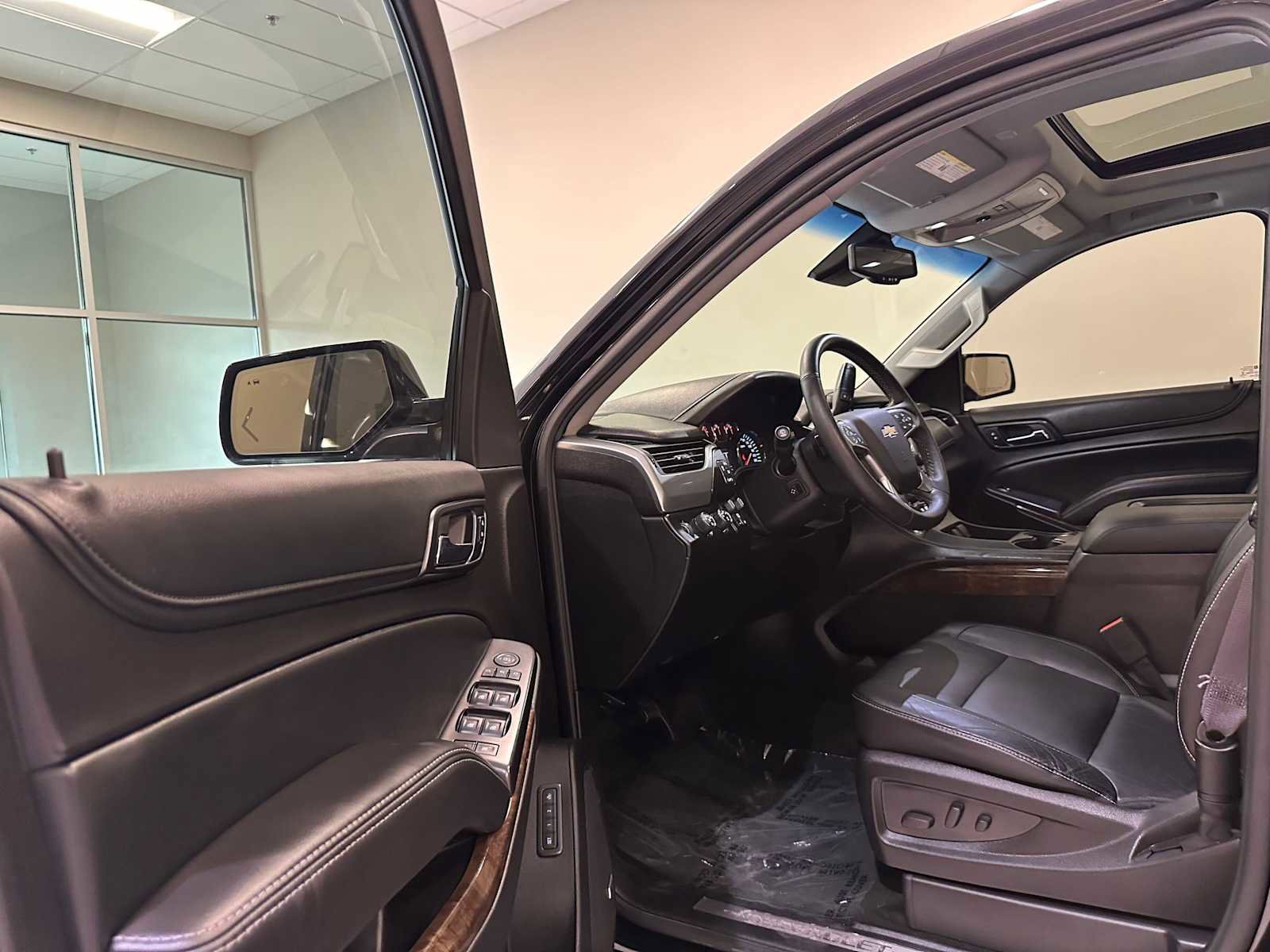 Used 2015 Chevrolet Suburban LT w/ Luxury Package AWD/4WD image 38