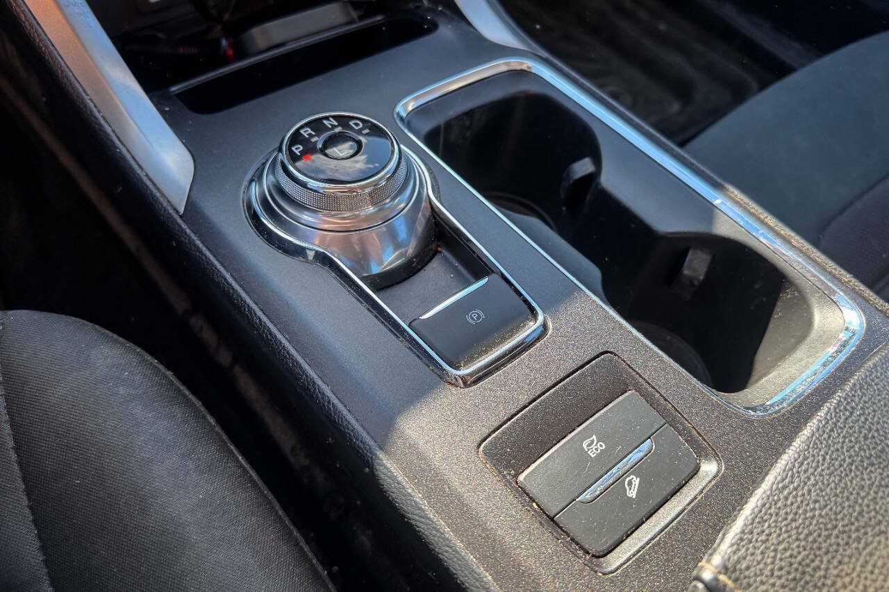 Used 2020 Ford Fusion SE FWD image 24