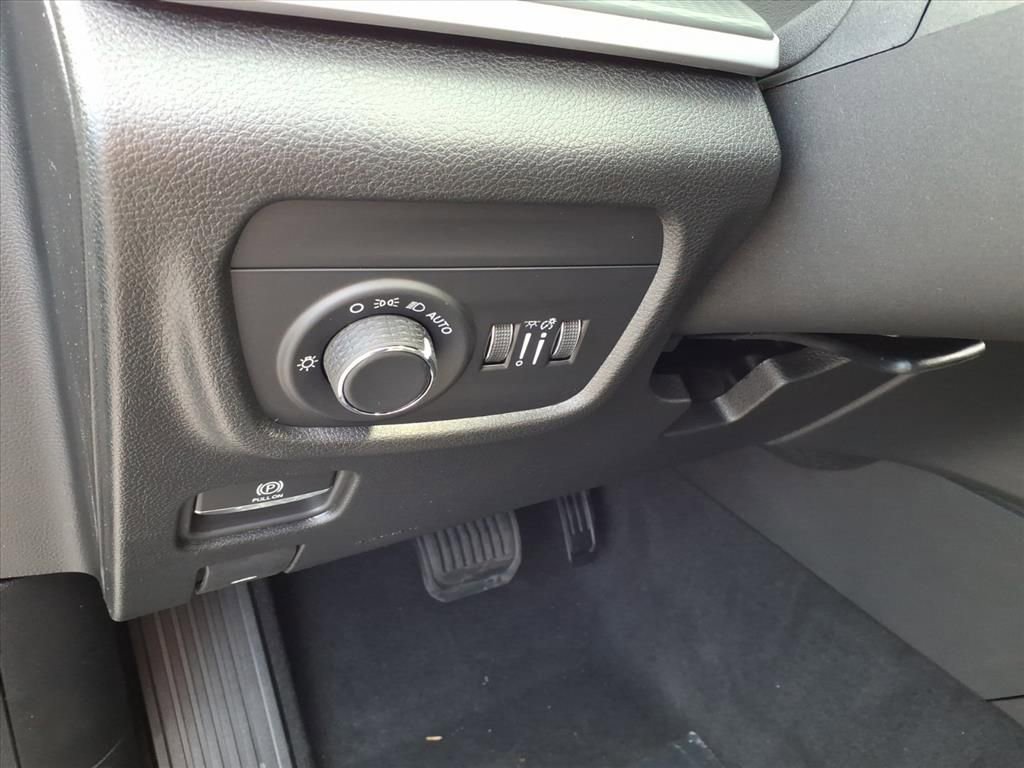 New 2025 Jeep Grand Cherokee L Laredo image 12