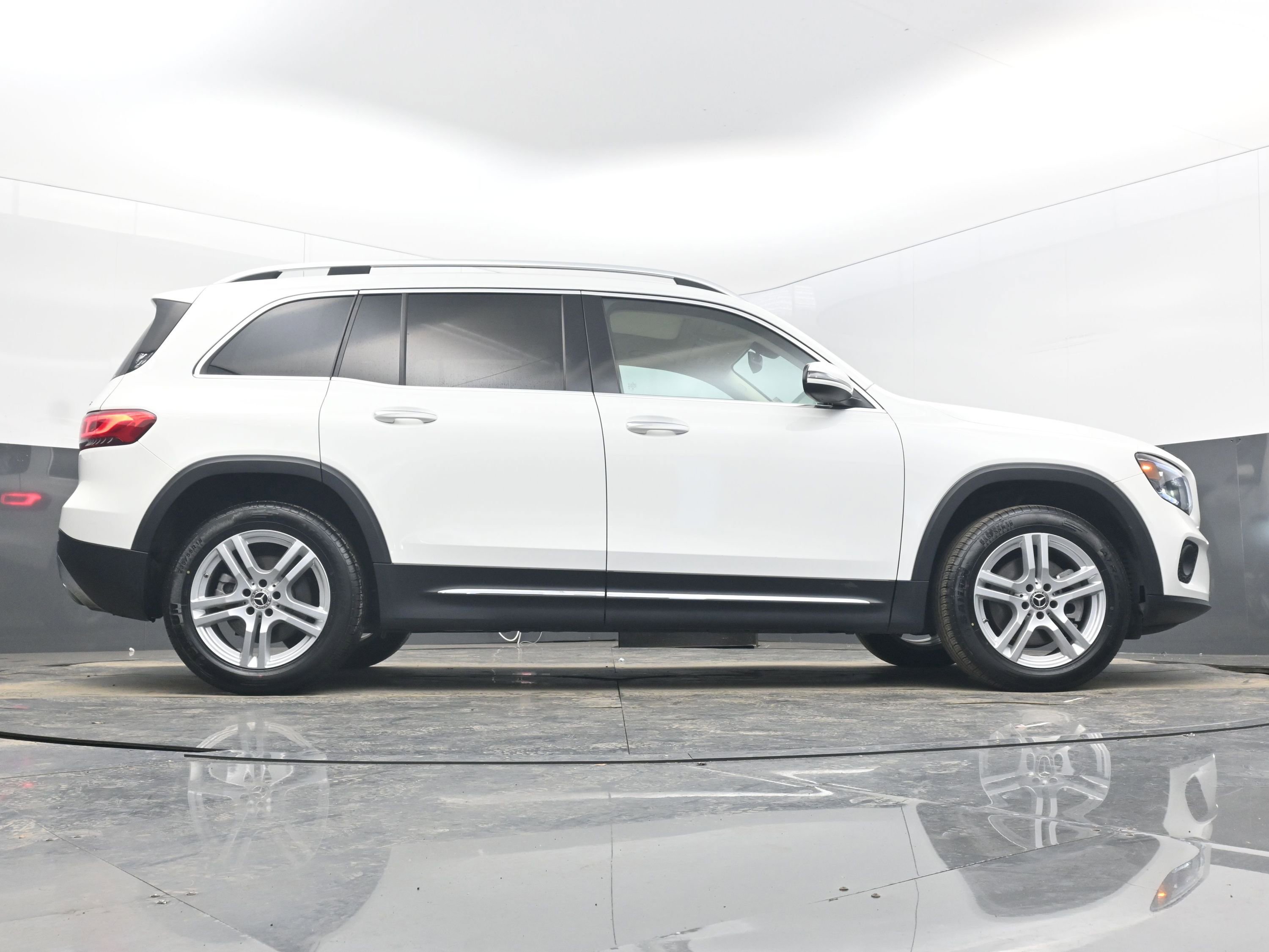 Used 2023 Mercedes-Benz GLB 250 4MATIC w/ Premium Package image 30