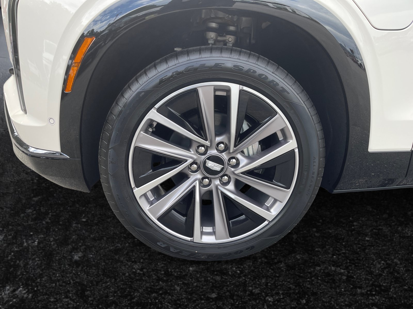 New 2027 Cadillac Vistiq Sport w/ LPO, Premium Carpet Package AWD/4WD image 10
