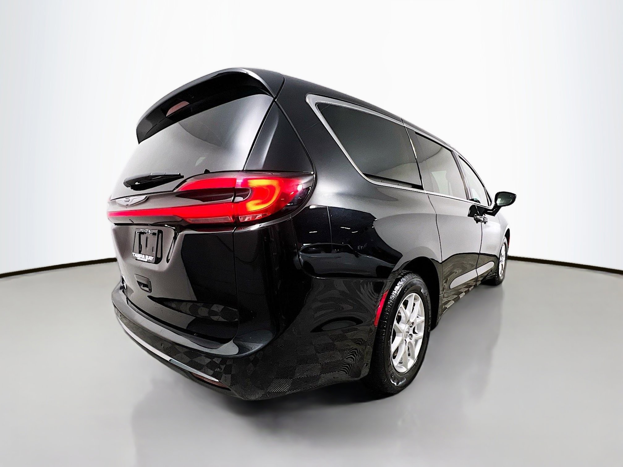 Used 2024 Chrysler Pacifica Touring-L image 4