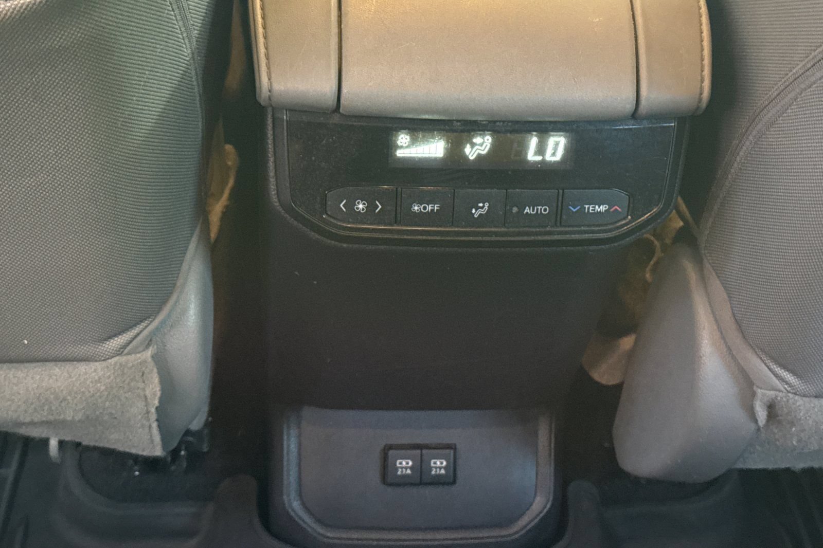 Used 2021 Toyota Highlander LE AWD/4WD image 17