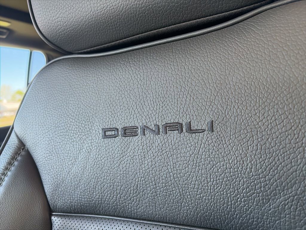 Used 2023 GMC Yukon XL Denali image 13