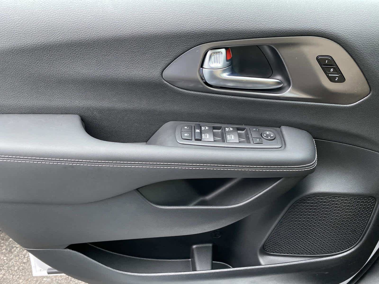 New 2026 Chrysler Pacifica Select FWD image 16