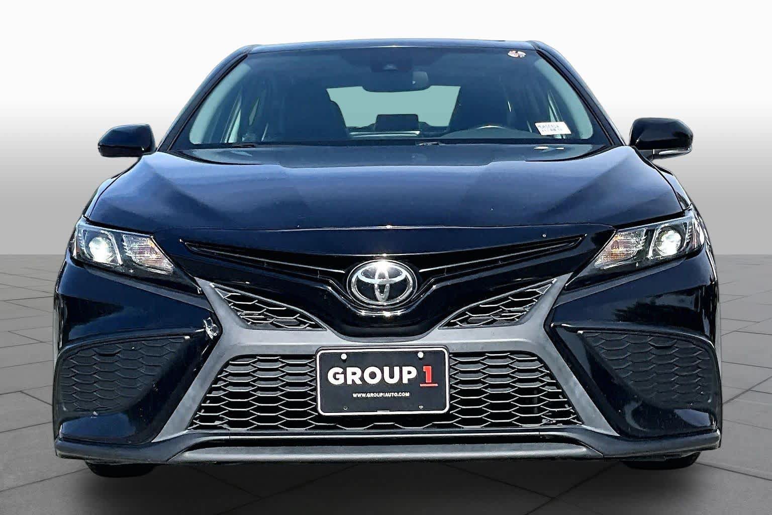 Used 2021 Toyota Camry SE w/ Cold Weather Package FWD image 4