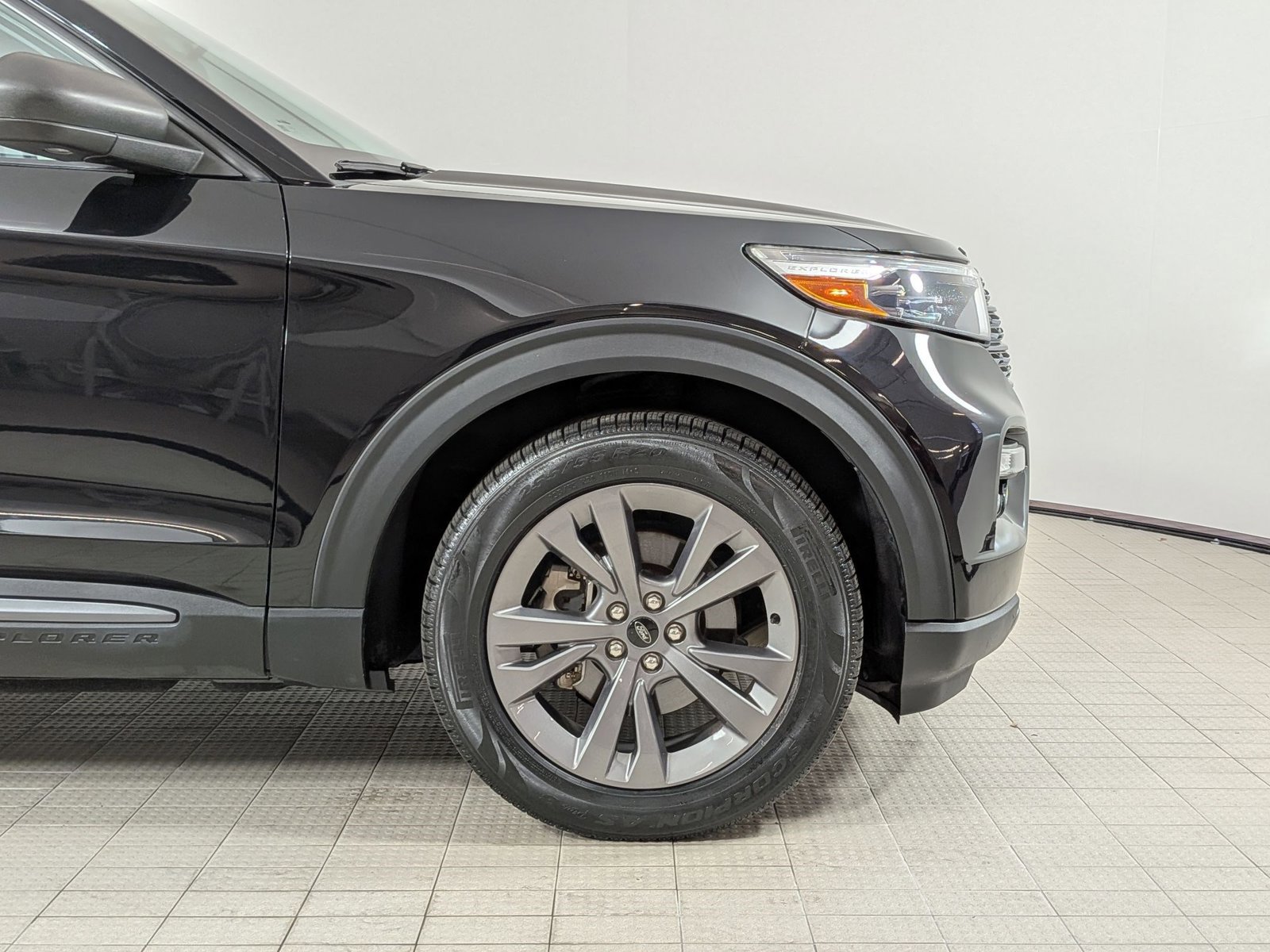 Used 2021 Ford Explorer XLT w/ Equipment Group 202A RWD image 11