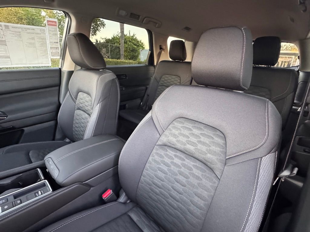 New 2025 Nissan Pathfinder SV image 10