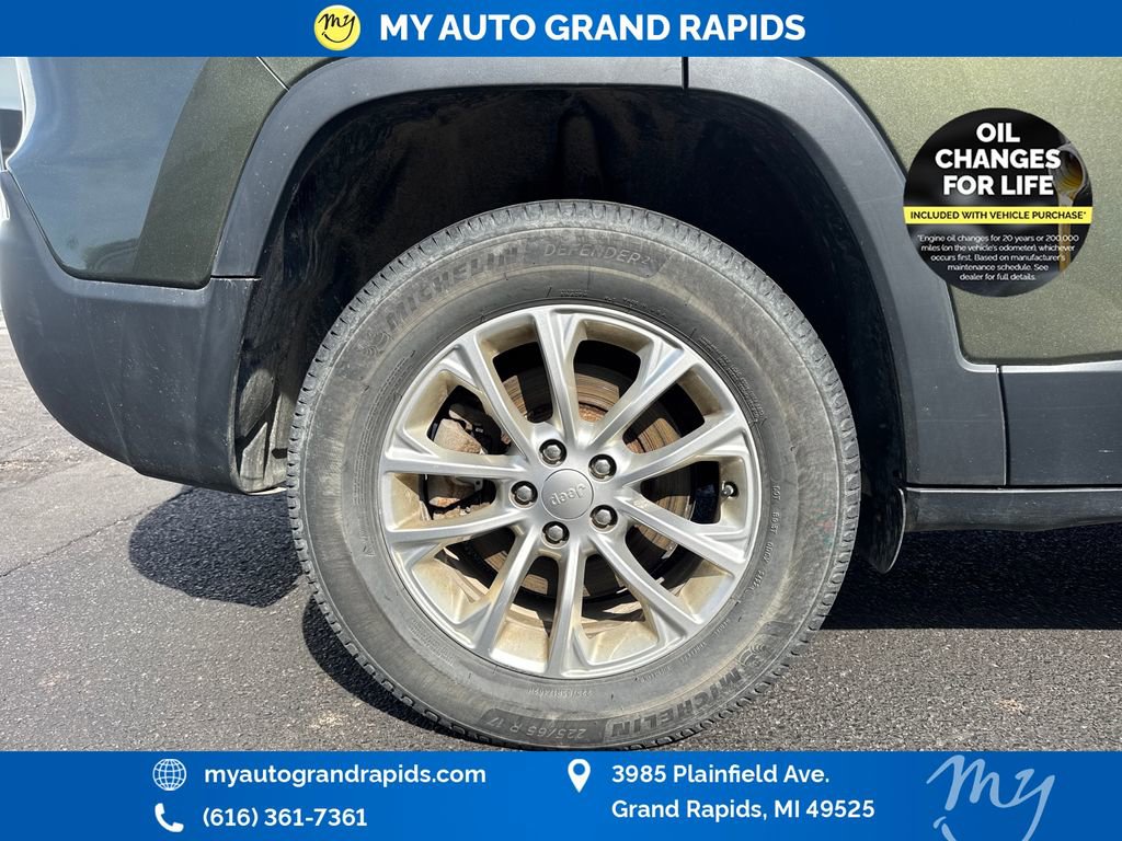 Used 2019 Jeep Cherokee Latitude w/ Cold Weather Group AWD/4WD image 33