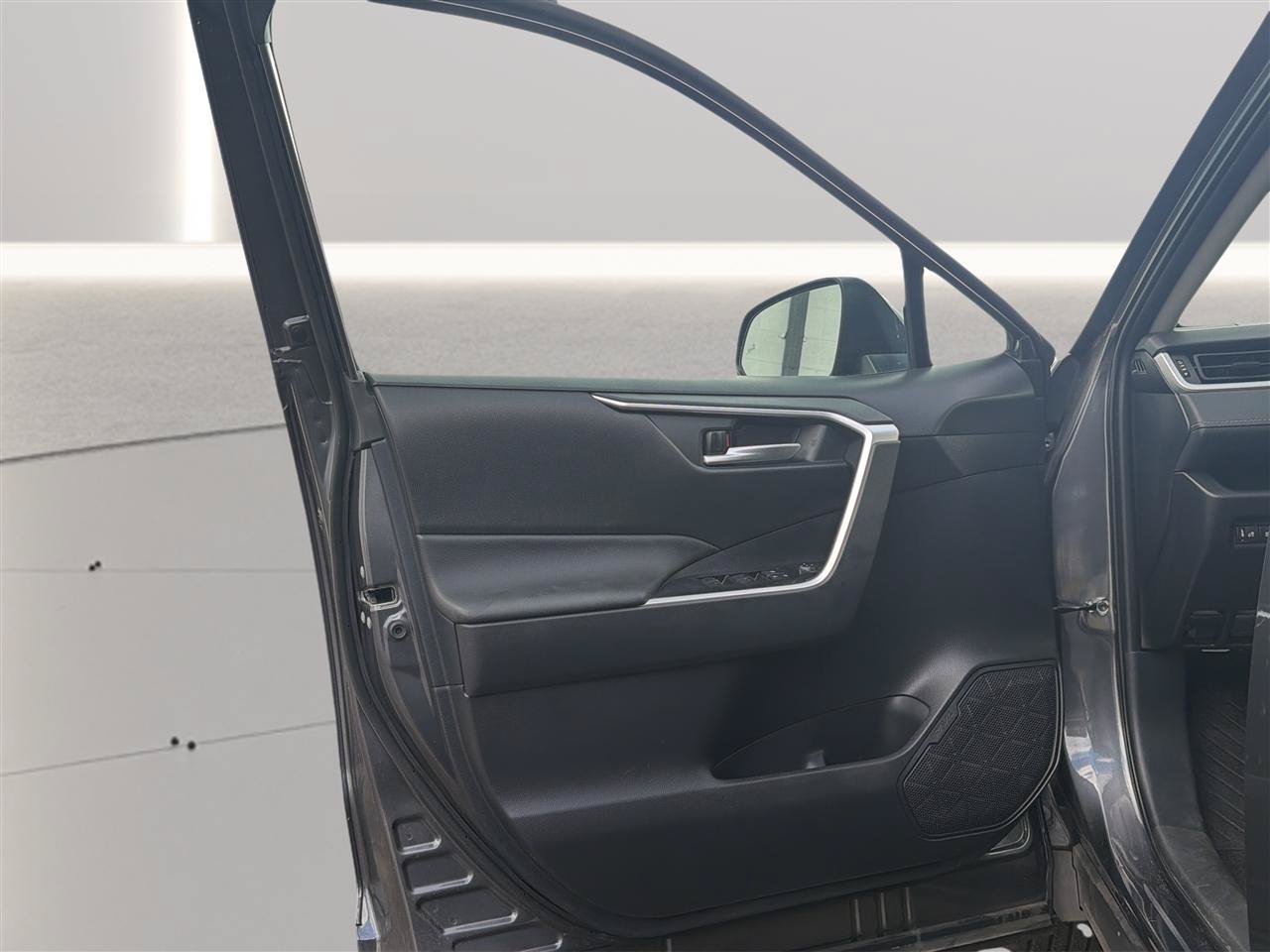 Used 2025 Toyota RAV4 XLE FWD image 15