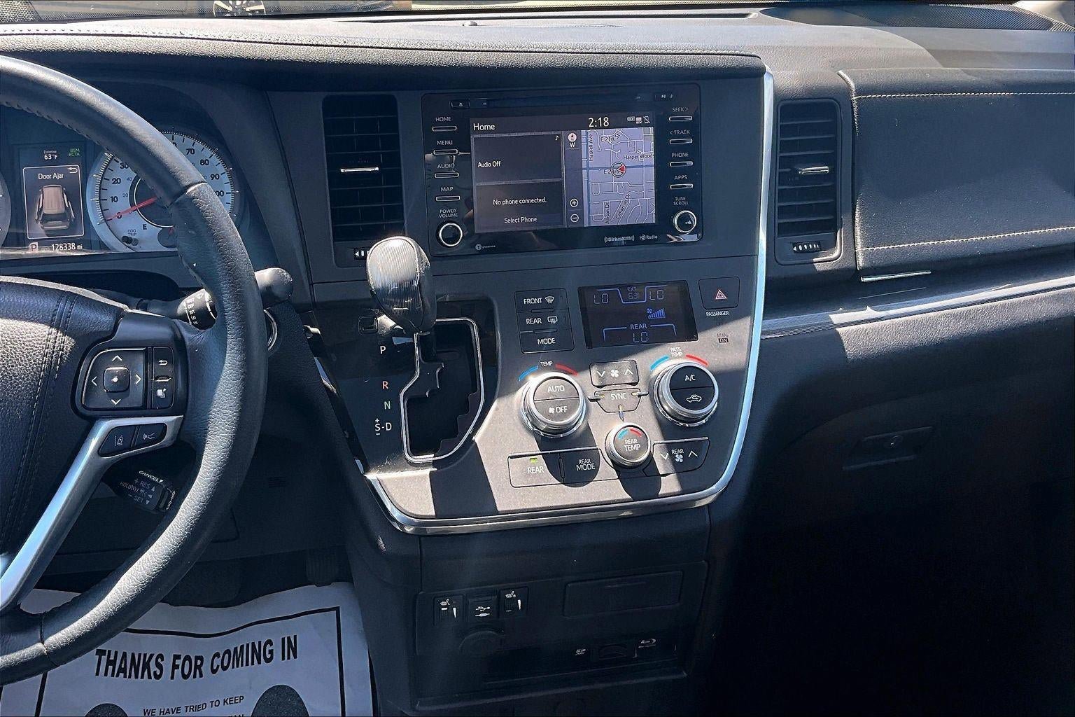 Used 2018 Toyota Sienna SE Premium w/ Carpet Mat Package FWD image 9