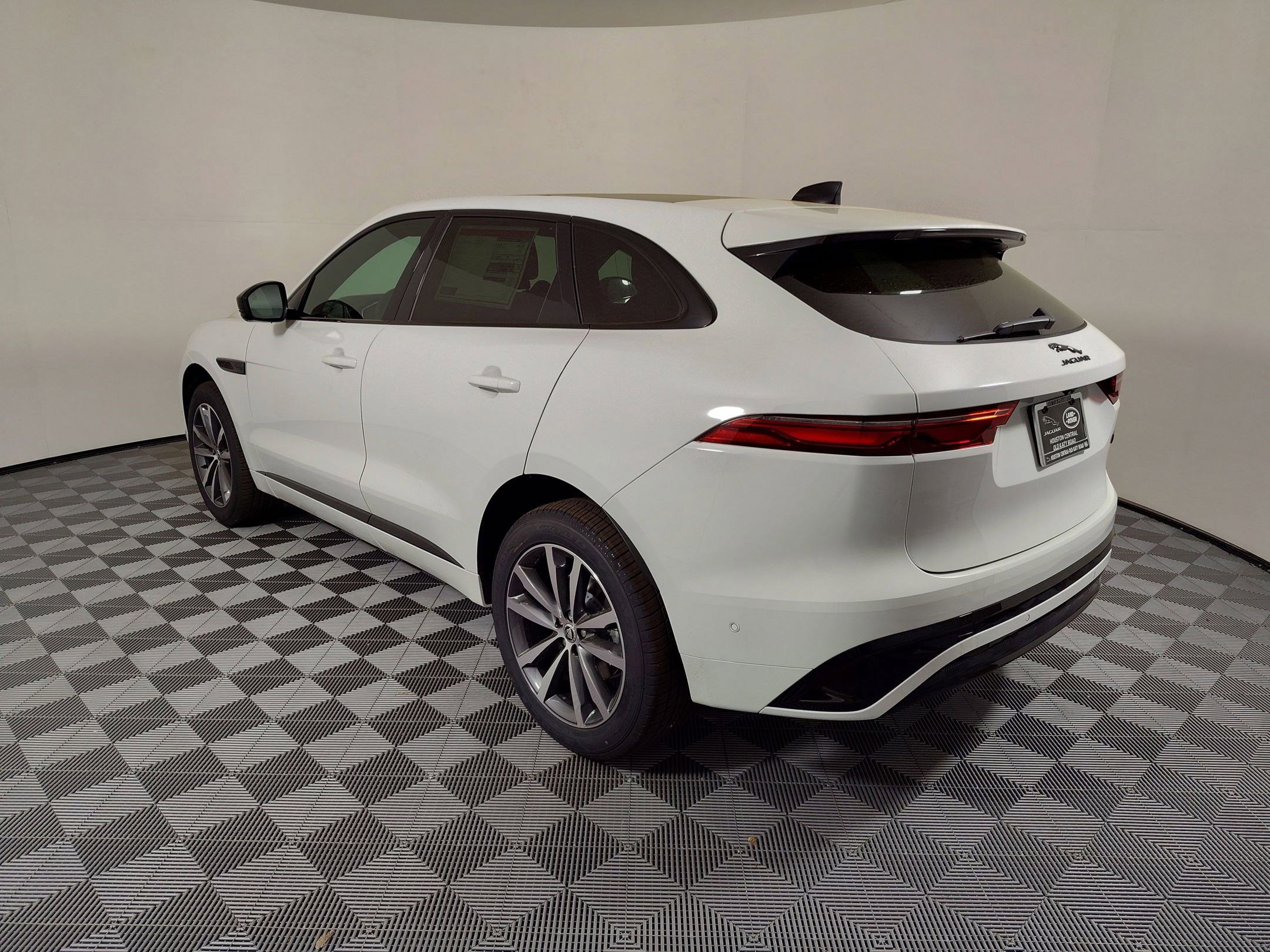 Used 2026 Jaguar F-PACE R-Dynamic S image 3
