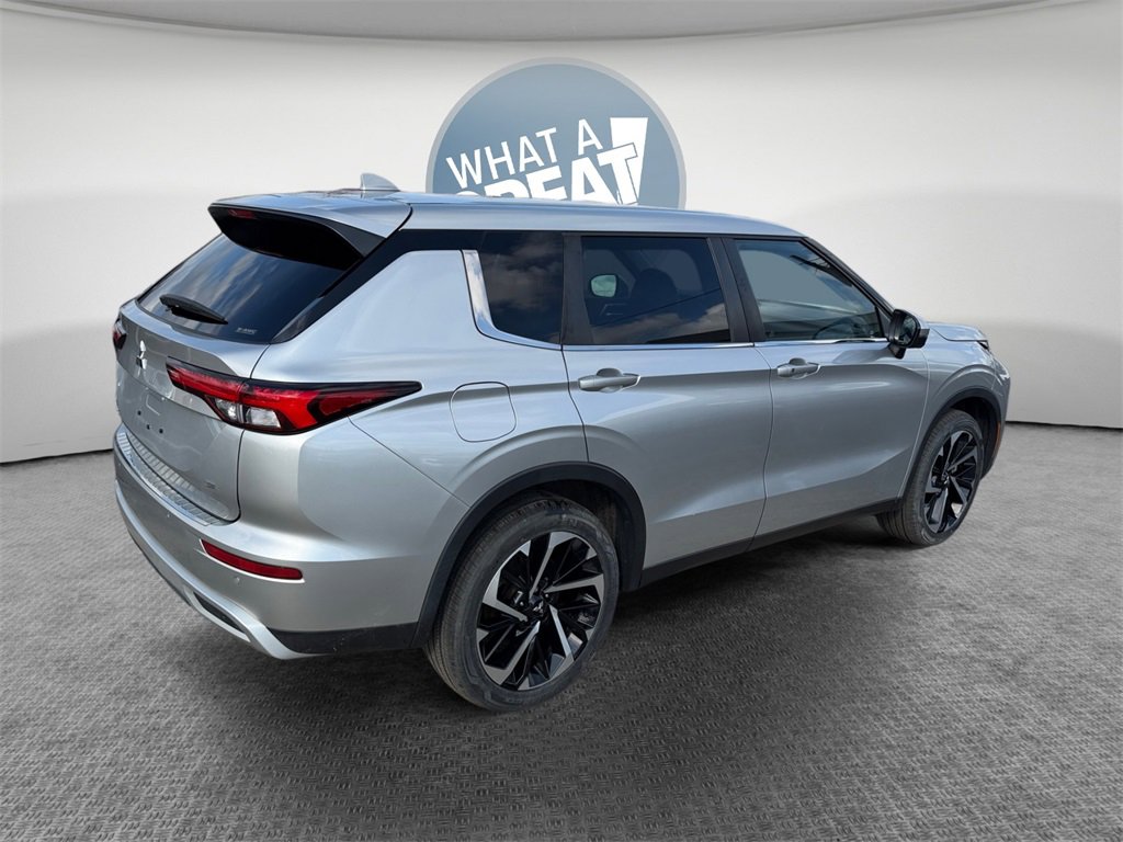 Used 2022 Mitsubishi Outlander SE image 3