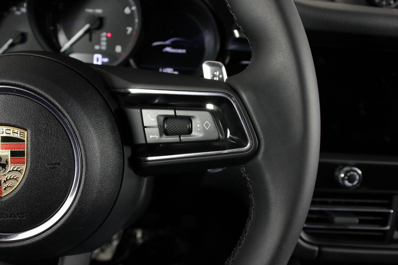 Certified 2025 Porsche Macan AWD/4WD image 15