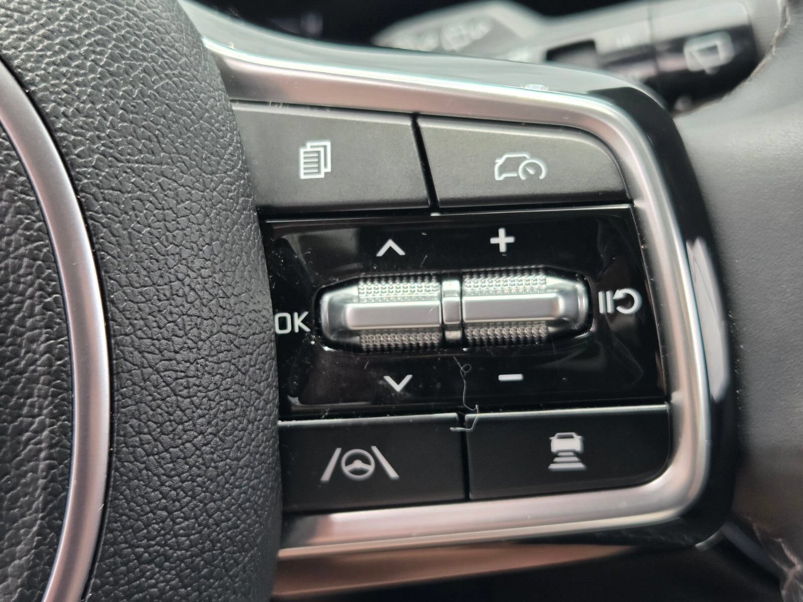 Used 2025 Kia Sorento S FWD image 24