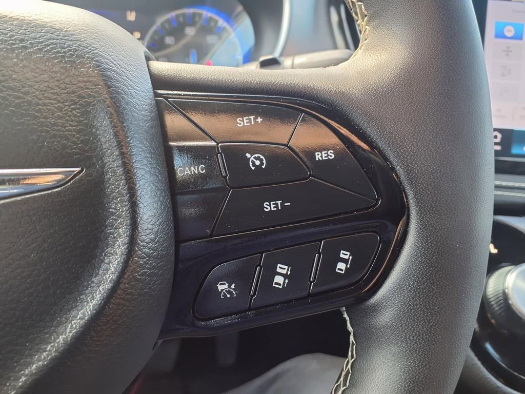 Certified 2025 Chrysler Pacifica Limited image 14