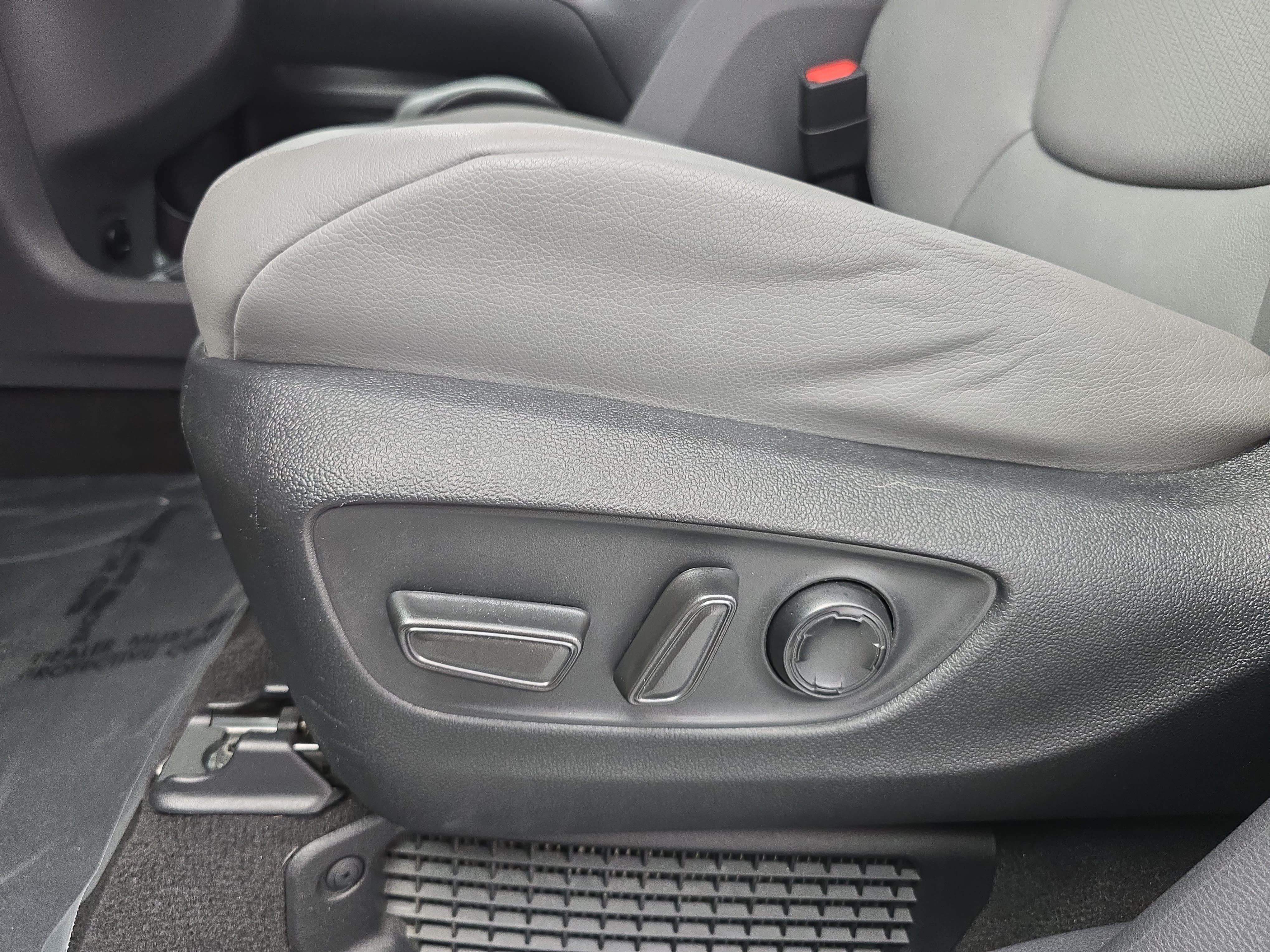 Used 2024 Toyota Sienna XLE FWD image 29