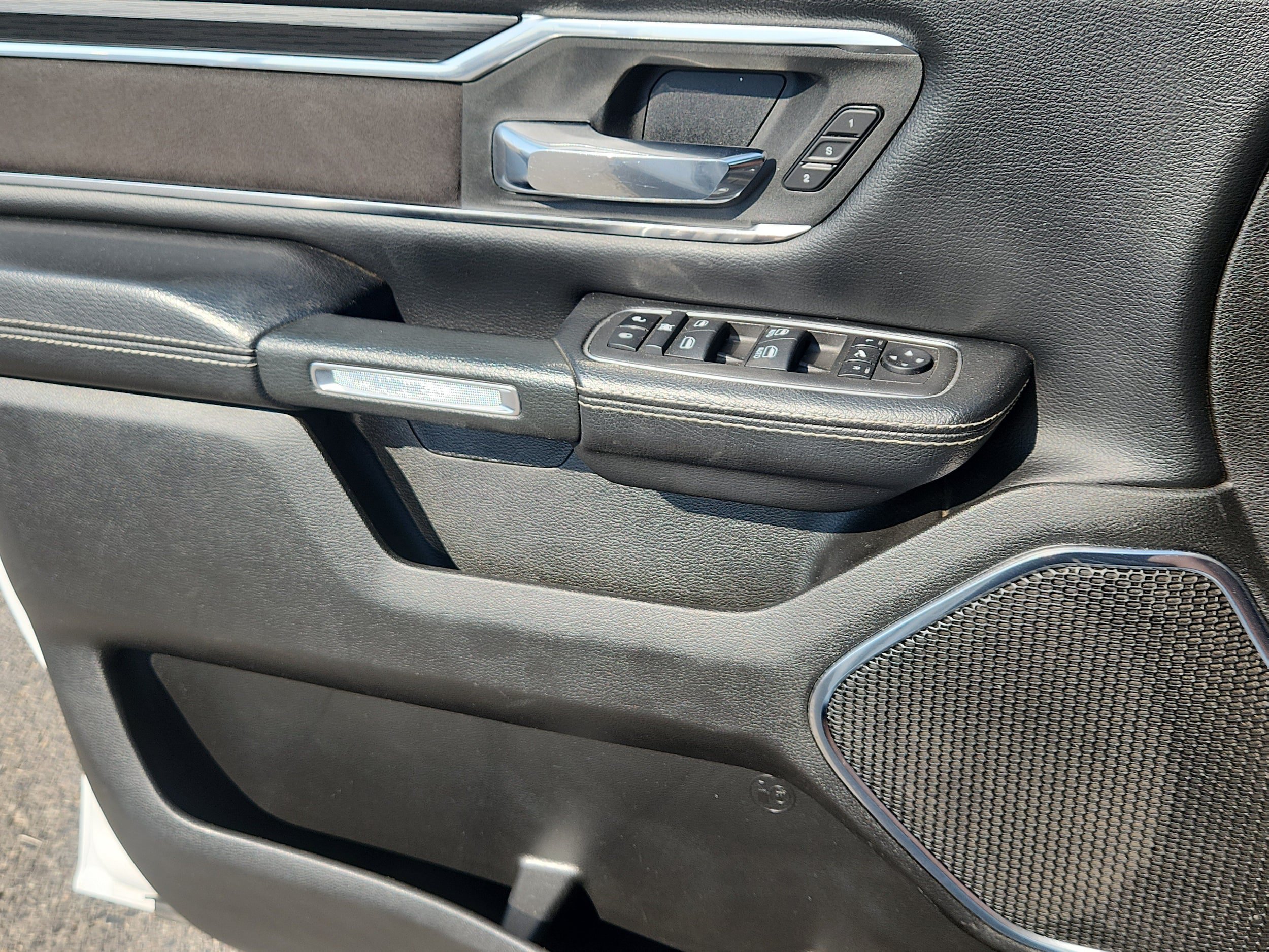 Used 2024 RAM 1500 Laramie AWD/4WD image 8