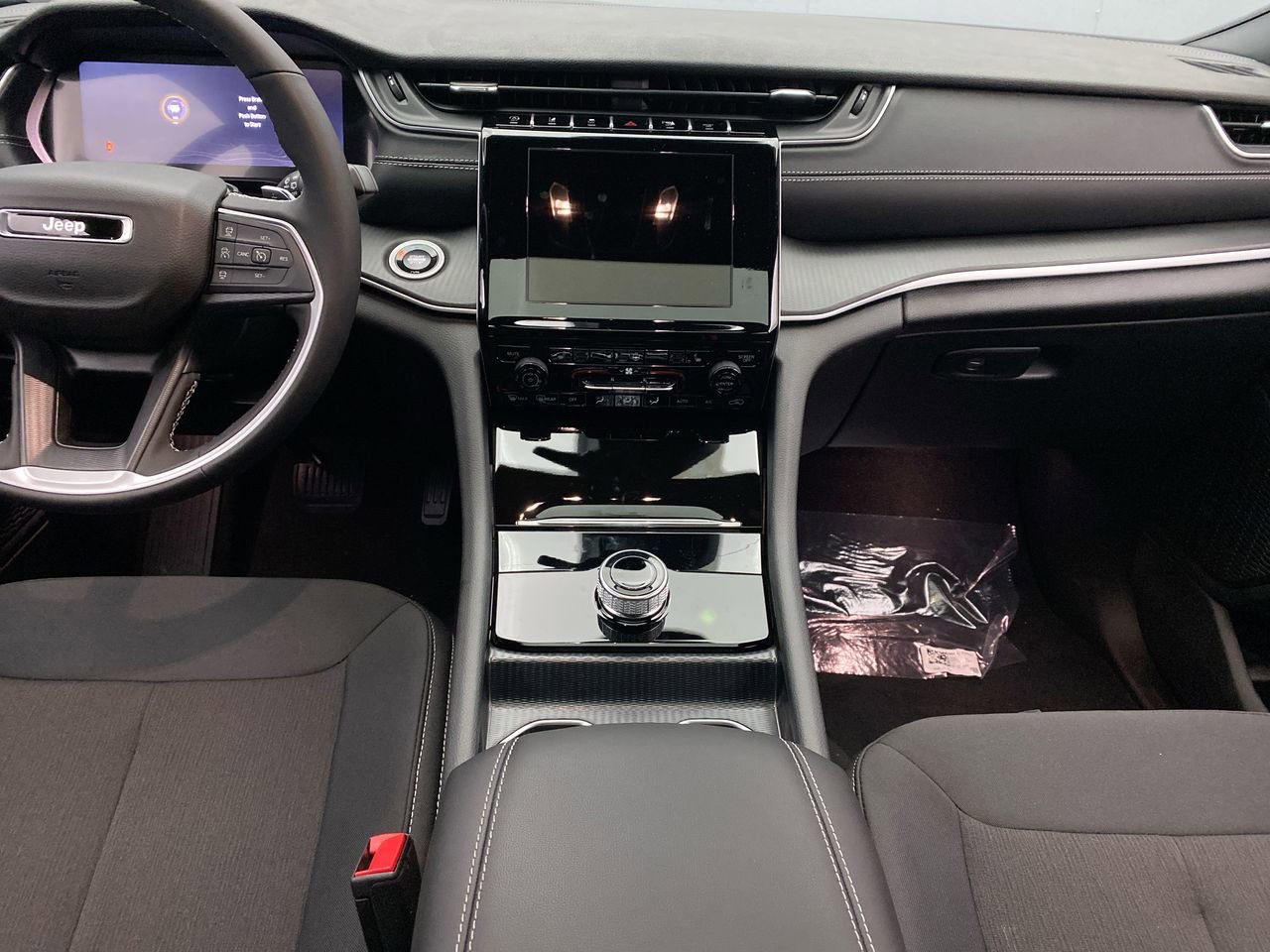 New 2025 Jeep Grand Cherokee Laredo X w/ Luxury Tech Group I AWD/4WD image 17