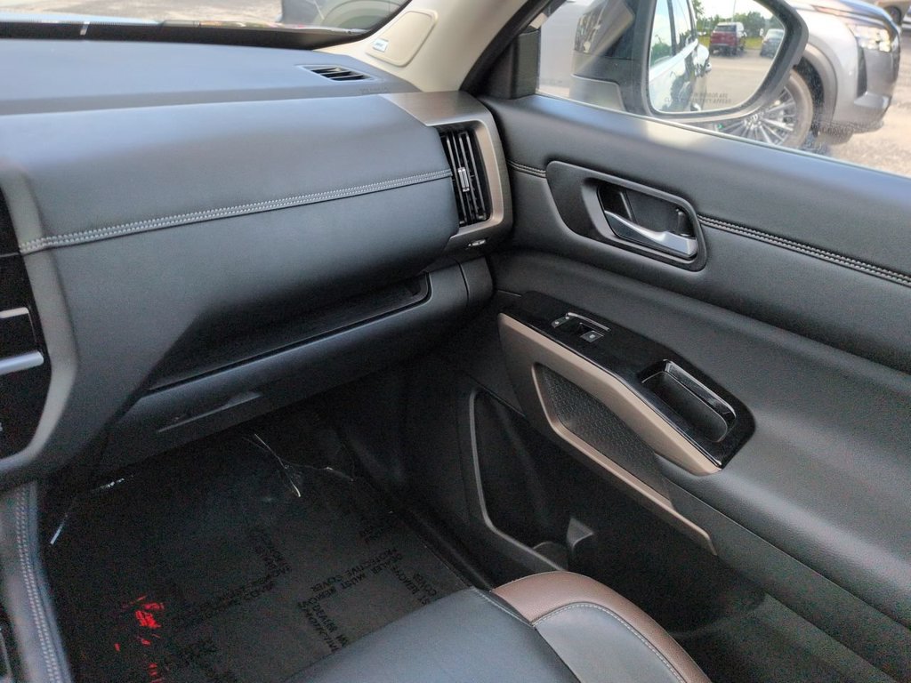 Certified 2022 Nissan Pathfinder Platinum w/ Cargo Package AWD/4WD image 17