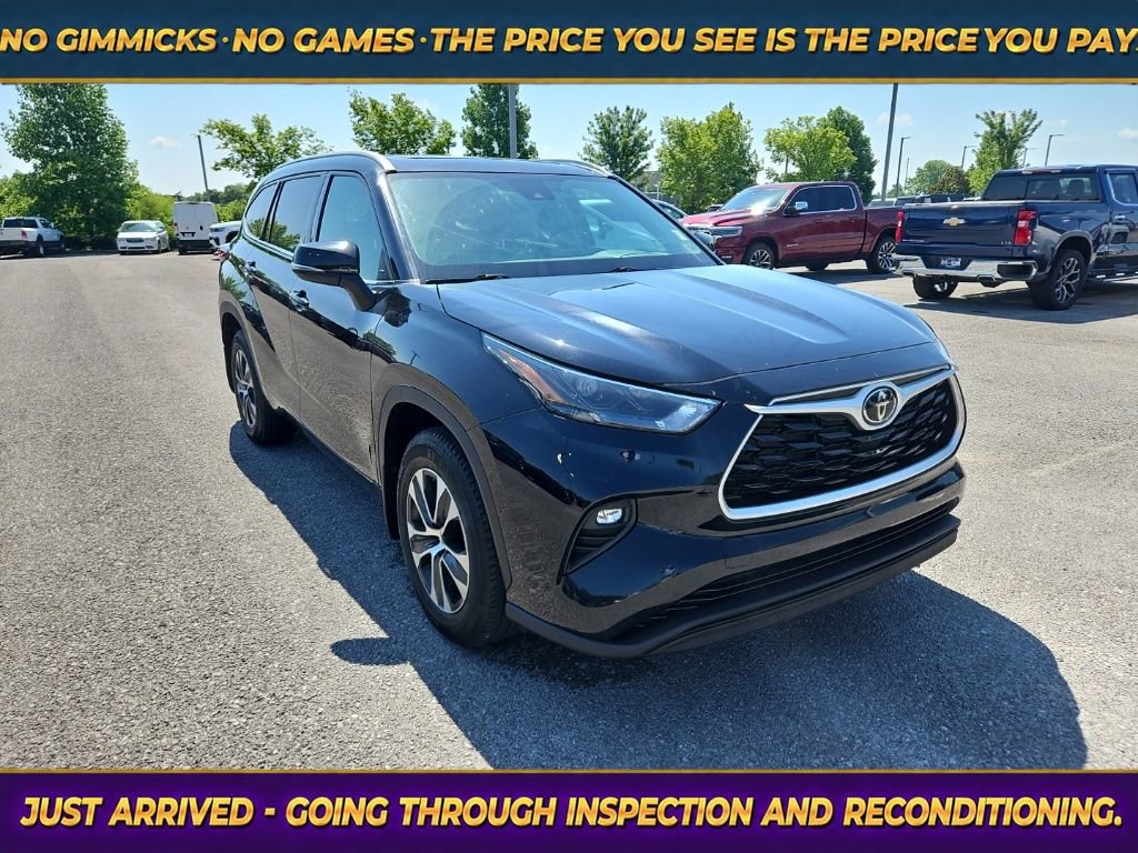 Used 2022 Toyota Highlander XLE AWD/4WD image 1