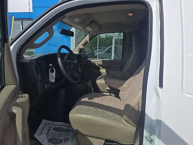 Used 2025 GMC Savana 3500 RWD image 9