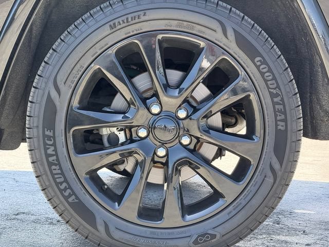 Used 2019 Jeep Grand Cherokee Altitude RWD image 3