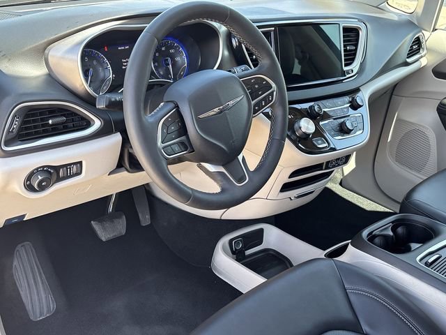 Used 2024 Chrysler Pacifica Touring-L image 23