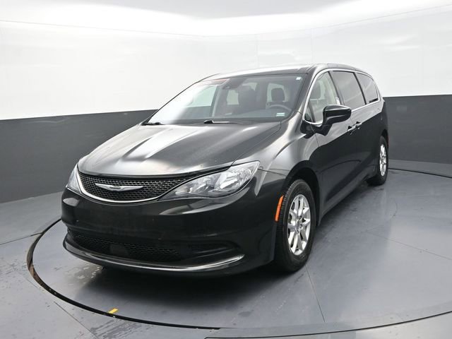 Used 2023 Chrysler Voyager LX image 5