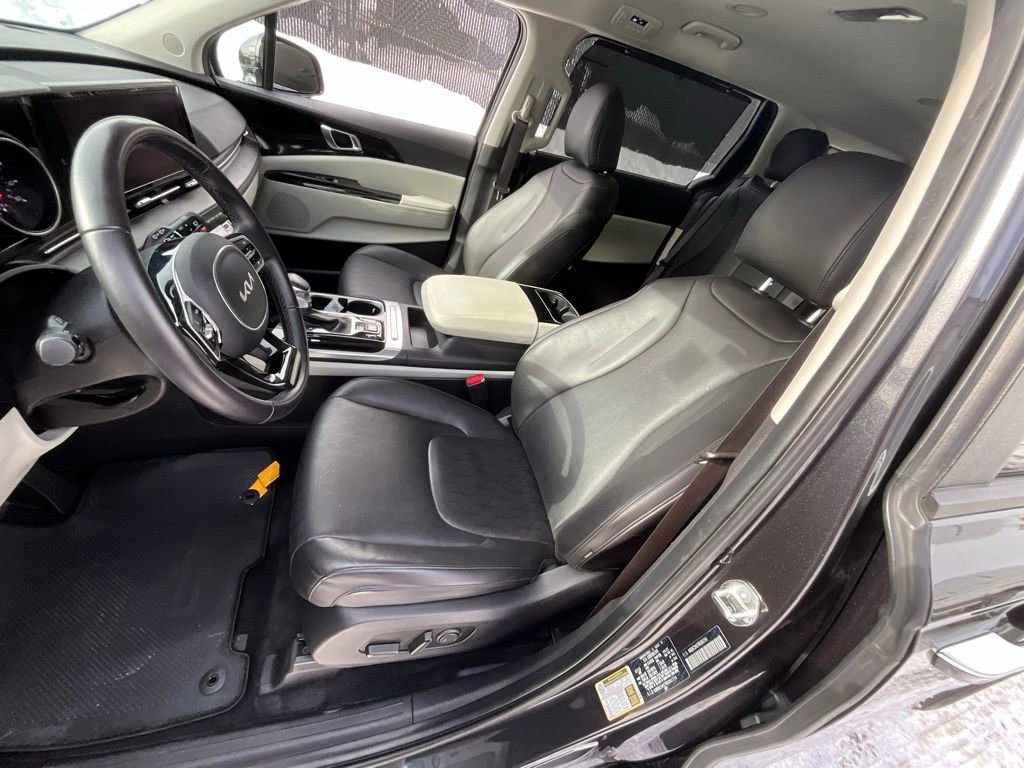 Used 2024 Kia Carnival EX image 10