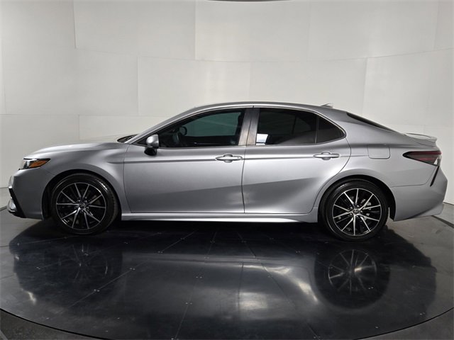 Used 2021 Toyota Camry SE image 3