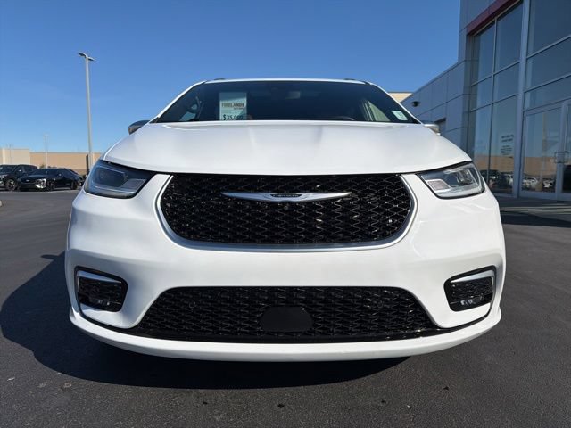 Used 2022 Chrysler Pacifica Pinnacle FWD image 2