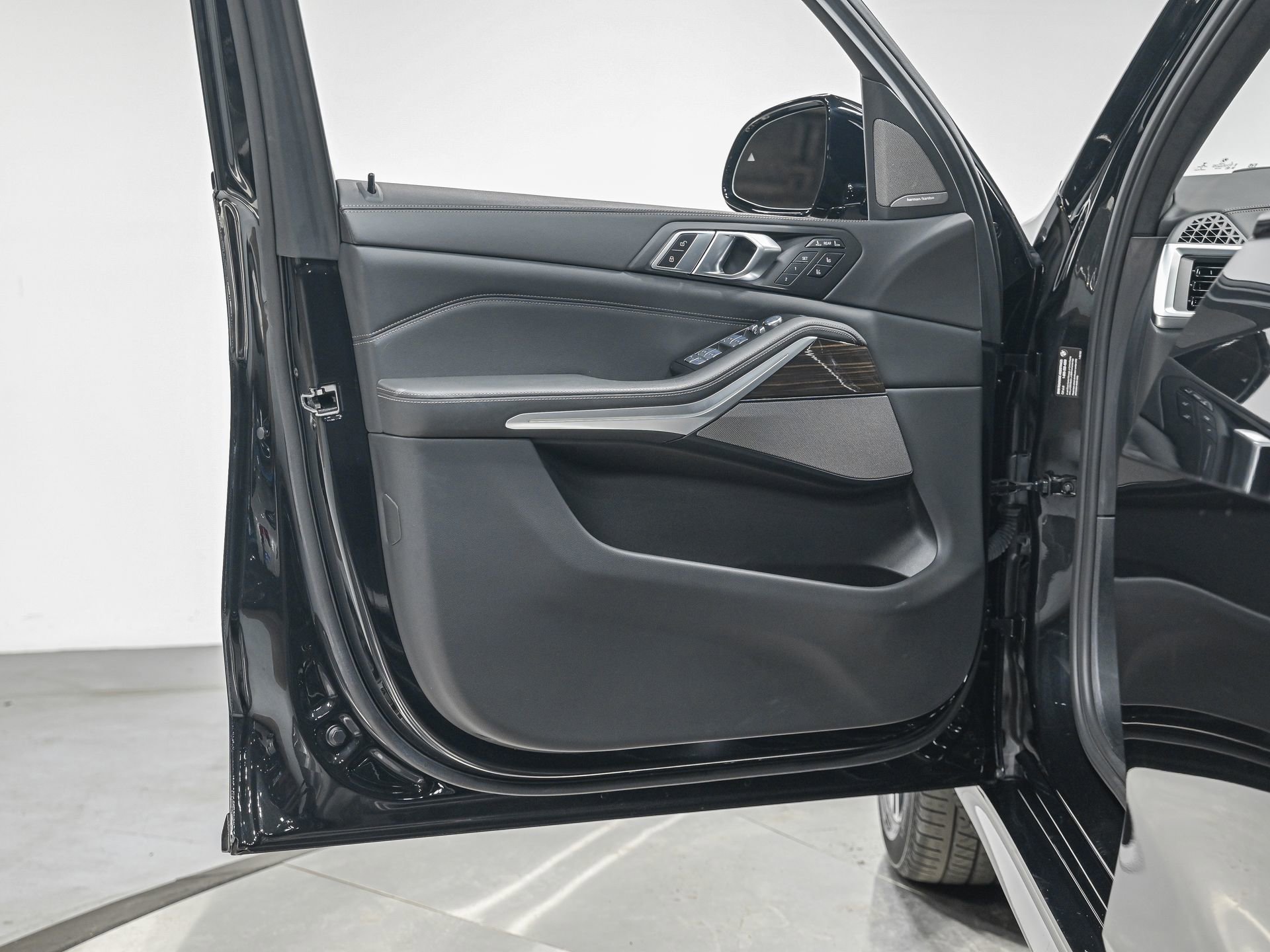 Used 2023 BMW X7 xDrive40i w/ Executive Package image 12