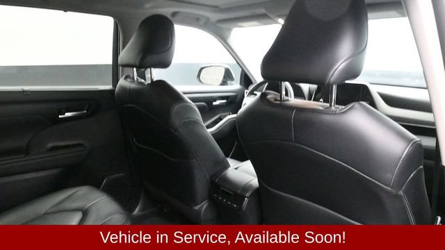 Used 2023 Toyota Highlander XLE AWD/4WD image 12