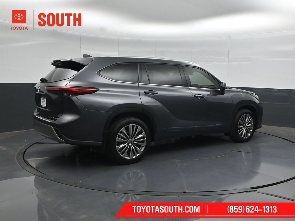 Used 2020 Toyota Highlander Platinum AWD/4WD image 2