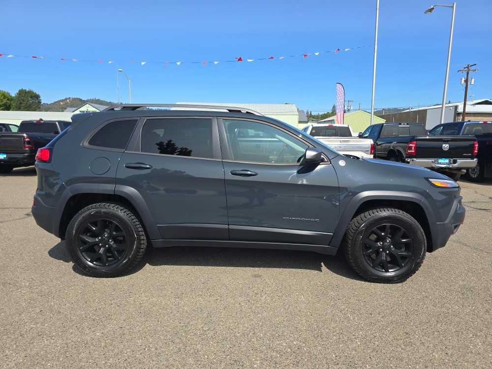 Used 2017 Jeep Cherokee Trailhawk AWD/4WD image 6