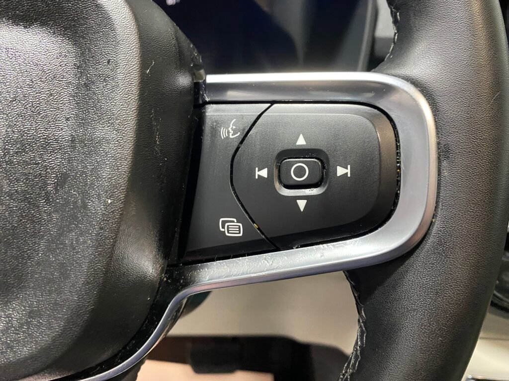 Used 2024 Volvo XC40 B5 Plus image 18