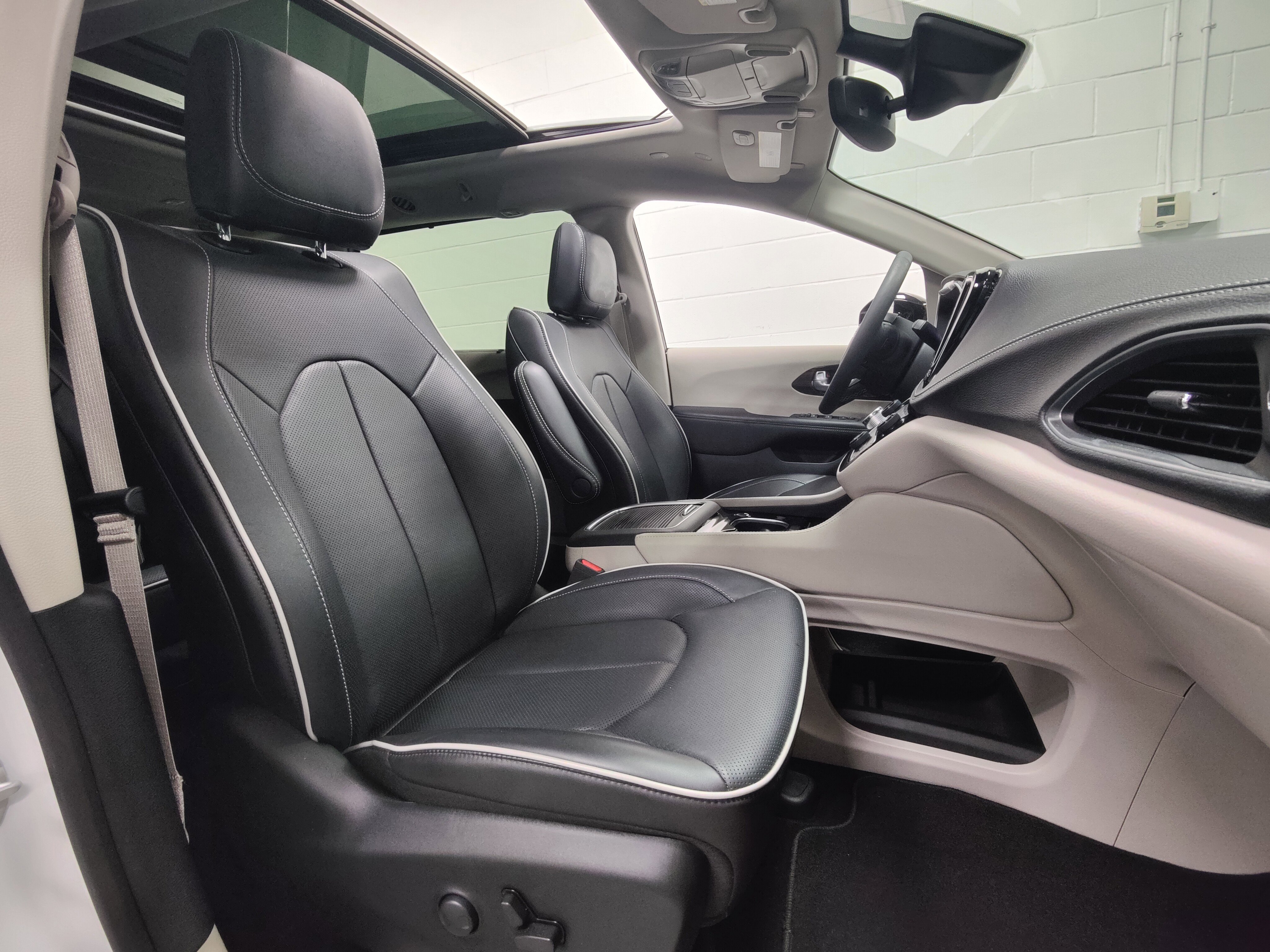 Used 2024 Chrysler Pacifica Limited image 4