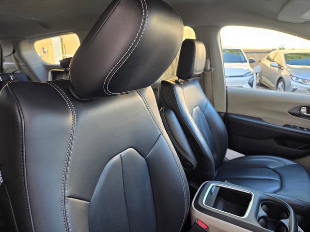 Used 2023 Chrysler Pacifica Touring-L image 23