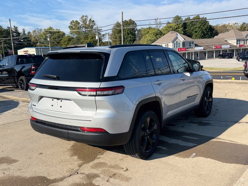 Used 2023 Jeep Grand Cherokee Altitude AWD/4WD image 6