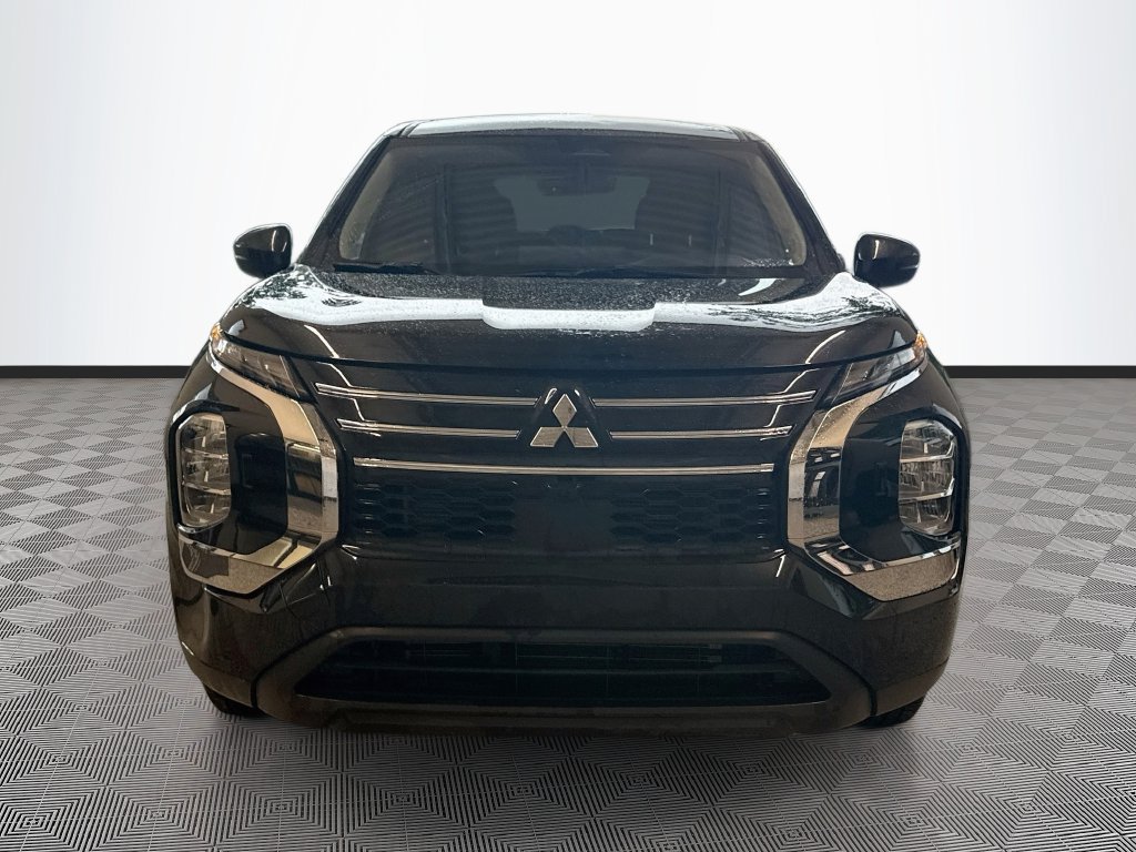 Used 2025 Mitsubishi Outlander ES AWD/4WD image 2