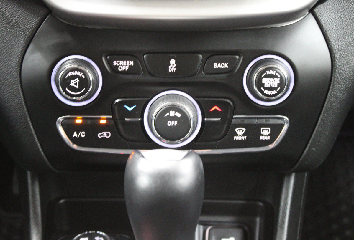 Used 2015 Jeep Cherokee Trailhawk AWD/4WD image 25