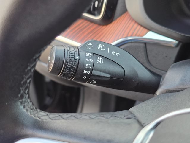 Used 2025 Volvo XC60 B5 Plus AWD/4WD image 36