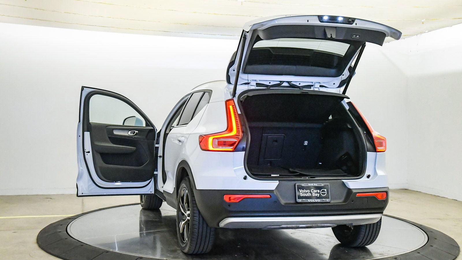 Certified 2025 Volvo XC40 B5 Core image 25